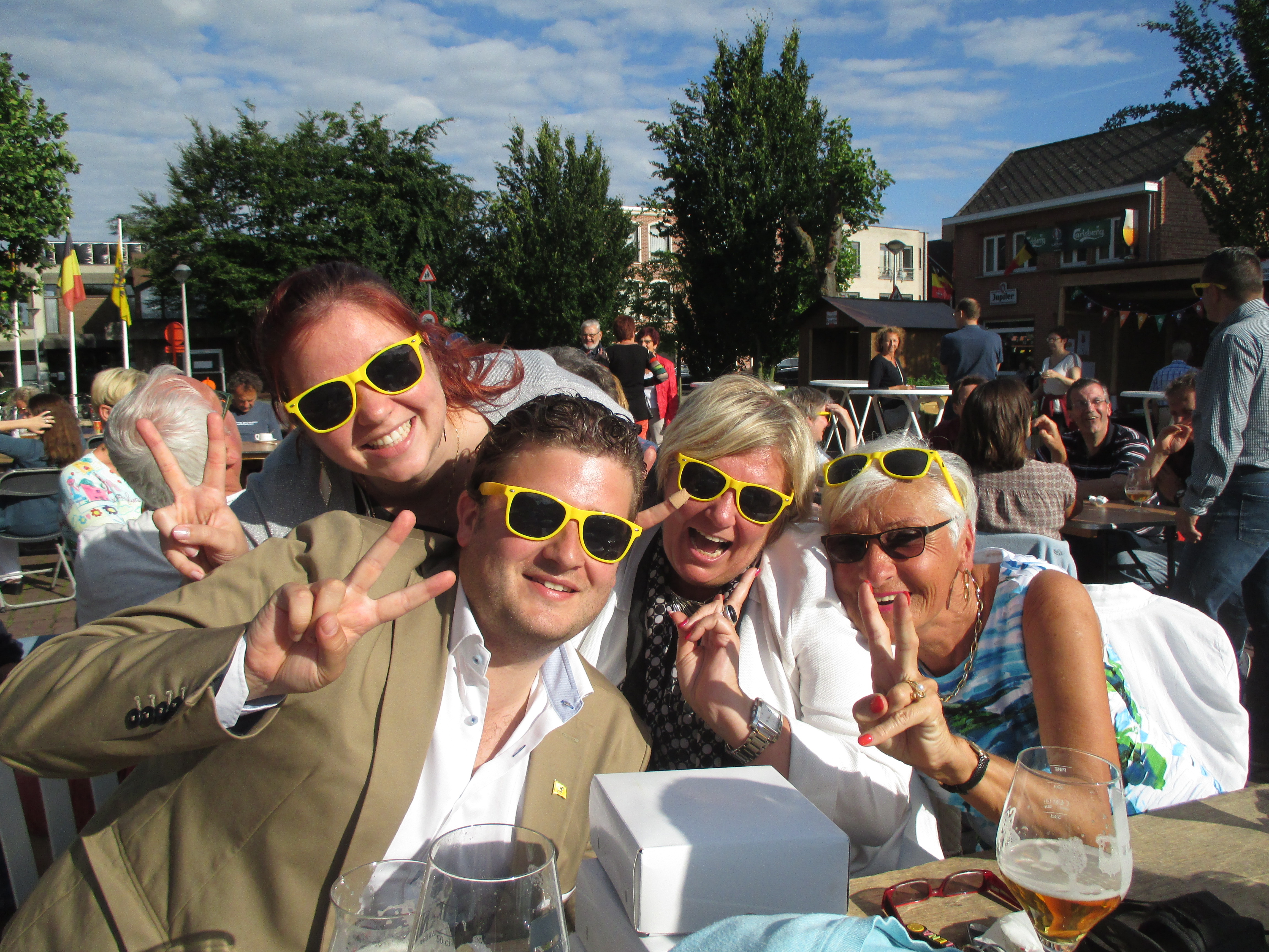 Vrijgevigheid Beweging Regulatie Kapelle feest... N-VA feest mee en deelt de felbegeerde gele zonnebrillen  uit | N-VA Kapelle-op-den-Bos