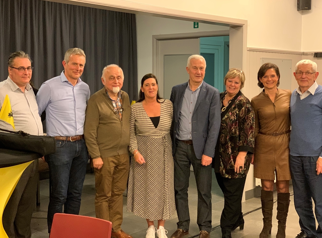 Jan Peumans, gastspreker met de burgemeester en mandatarissen Jan Peumans, gastspreker met de burgemeester en mandatarissen